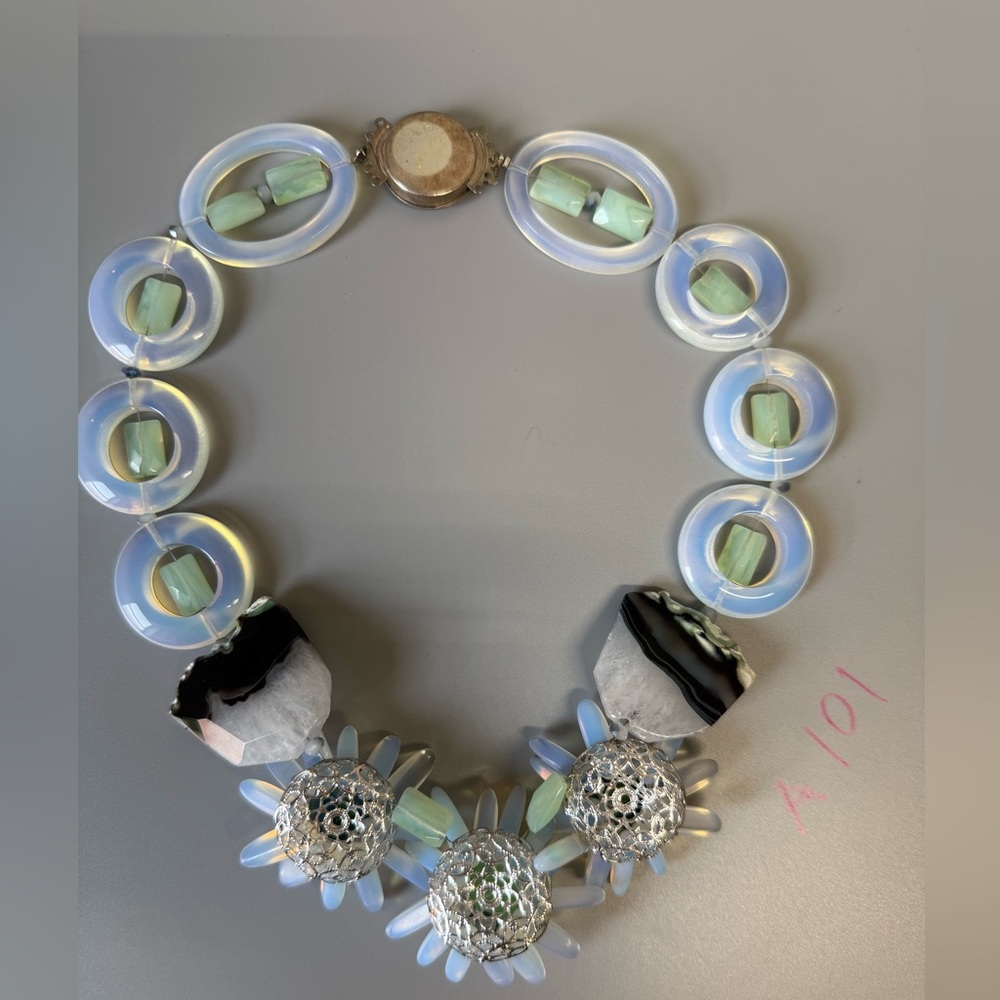 Blue moonstone flower necklace - Picture 8 of 9